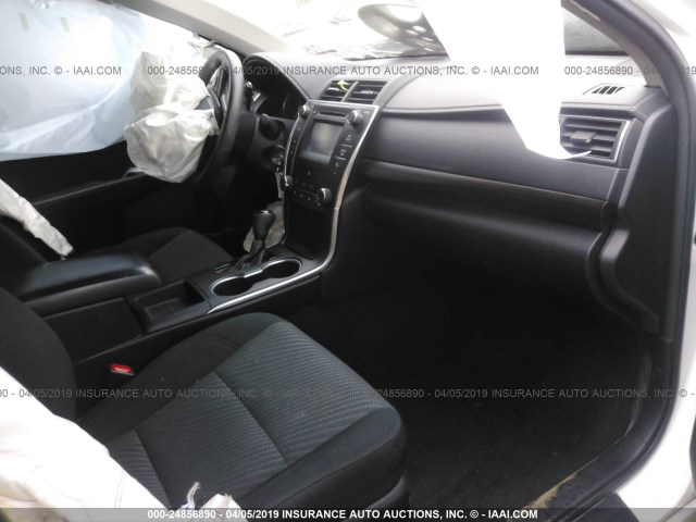 4T1BF1FK3HU317115 - 2017 TOYOTA CAMRY LE/XLE/SE/XSE 白色 照片 5