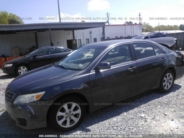 4T1BF3EK5BU641736 - 2011 TOYOTA CAMRY SE/LE/XLE GRAY photo 2