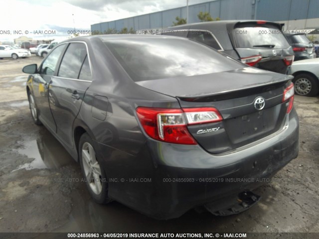 4T1BF1FK7EU776580 - 2014 TOYOTA CAMRY L/SE/LE/XLE 灰色 照片 3