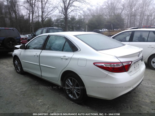 4T1BF1FKXFU026026 - 2015 TOYOTA CAMRY LE/XLE/SE/XSE WHITE photo 3