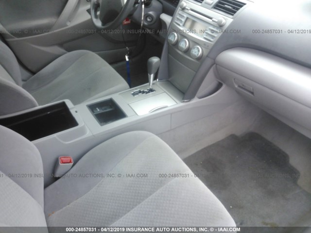 4T4BE46K68R045525 - 2008 TOYOTA CAMRY CE/LE/XLE/SE GRAY photo 5