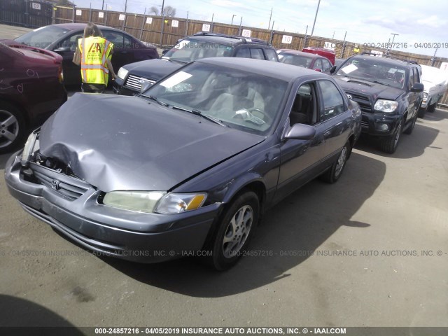 4T1BF22KXWU927389 - 1998 TOYOTA CAMRY CE/LE/XLE GRAY photo 2