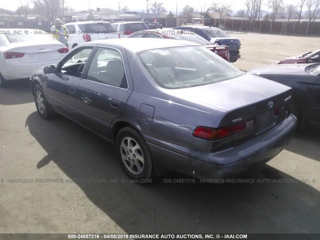 4T1BF22KXWU927389 - 1998 TOYOTA CAMRY CE/LE/XLE GRAY photo 3