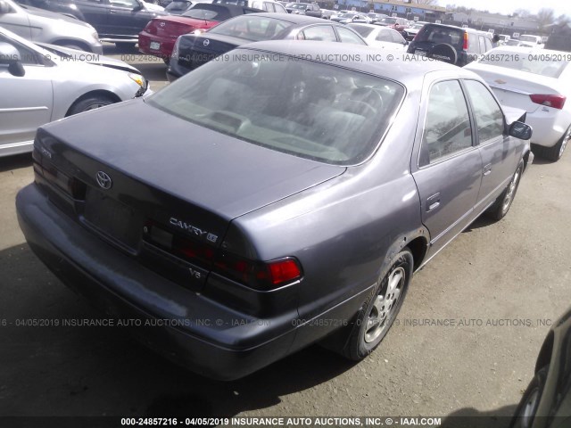 4T1BF22KXWU927389 - 1998 TOYOTA CAMRY CE/LE/XLE GRAY photo 4
