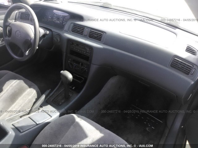 4T1BF22KXWU927389 - 1998 TOYOTA CAMRY CE/LE/XLE GRAY photo 5