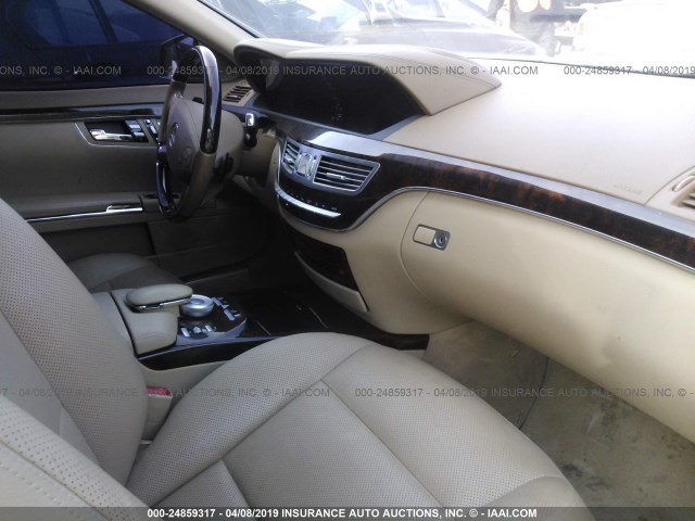 WDDNG7DB7DA522636 - 2013 MERCEDES-BENZ S 550 WHITE photo 5