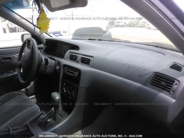 JT2BG28KXW0255861 - 1998 TOYOTA CAMRY LE/XLE BLACK photo 5