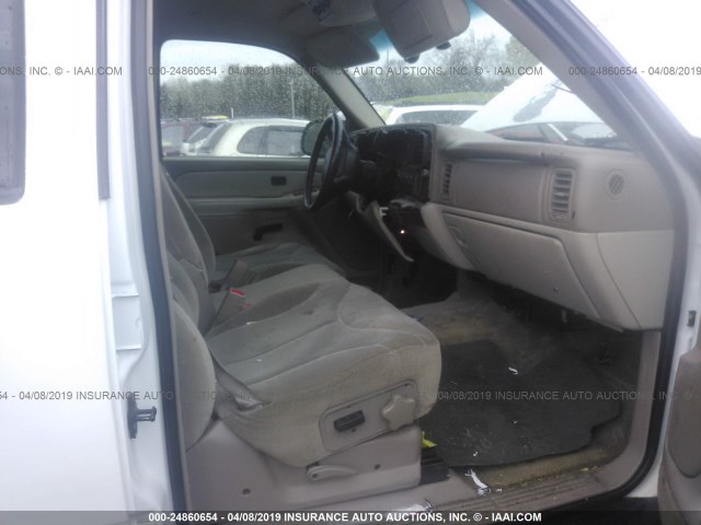 1GKEC13Z62J247781 - 2002 GMC YUKON WHITE photo 5