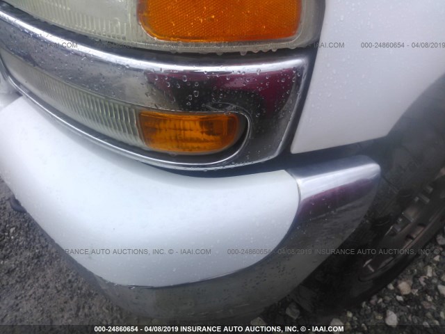 1GKEC13Z62J247781 - 2002 GMC YUKON WHITE photo 6