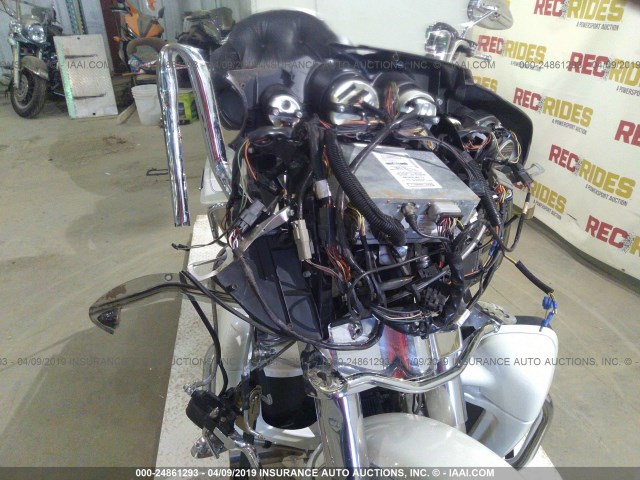 1HD1FCW182Y637273 - 2002 HARLEY-DAVIDSON FLHTCUI WHITE photo 6