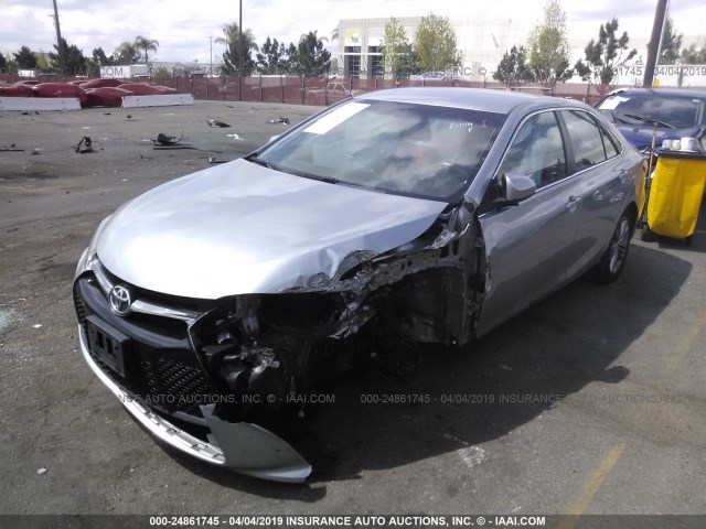 4T1BF1FK2FU020656 - 2015 TOYOTA CAMRY LE/XLE/SE/XSE SILVER photo 2