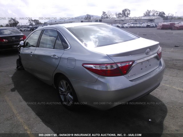 4T1BF1FK2FU020656 - 2015 TOYOTA CAMRY LE/XLE/SE/XSE SILVER photo 3