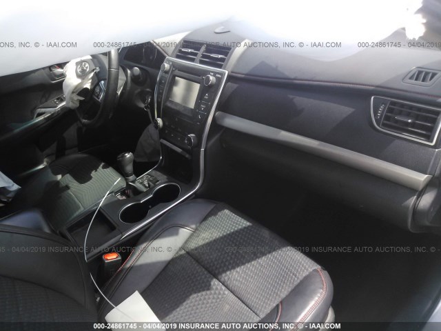 4T1BF1FK2FU020656 - 2015 TOYOTA CAMRY LE/XLE/SE/XSE SILVER photo 5