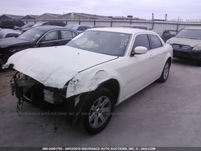 2C3LA43R97H807154 - 2007 CHRYSLER 300 WHITE photo 2