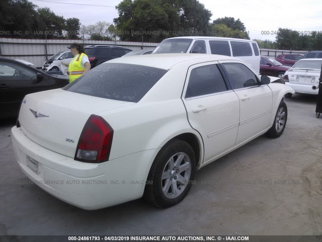 2C3LA43R97H807154 - 2007 CHRYSLER 300 WHITE photo 4