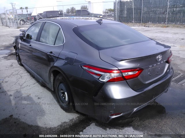 4T1B11HK4KU685841 - 2019 TOYOTA CAMRY L/LE/XLE/SE/XSE GRAY photo 3