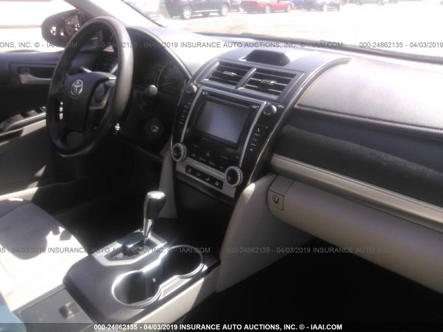 4T4BF1FK0CR217780 - 2012 TOYOTA CAMRY SE/LE/XLE ნაცრისფერი ფოტო 5