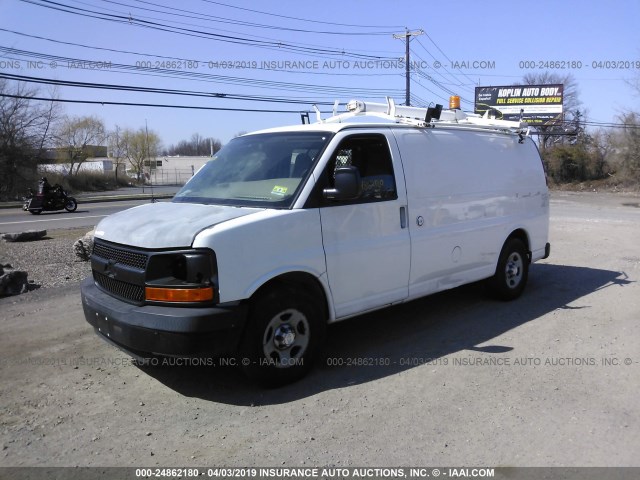 1GCFG15X181219427 - 2008 CHEVROLET EXPRESS G1500  WHITE photo 2