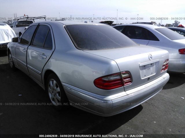 WDBJF65J0YB033201 - 2000 MERCEDES-BENZ E 320 SILVER photo 3