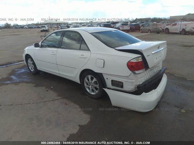 4T1BE30K15U001795 - 2005 TOYOTA CAMRY LE/XLE/SE WHITE photo 3