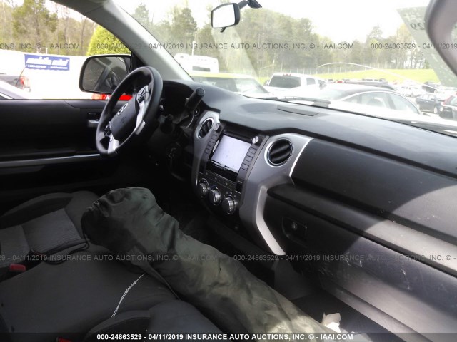 5TFRM5F10HX109649 - 2017 TOYOTA TUNDRA DOUBLE CAB SR/SR5 WHITE photo 5