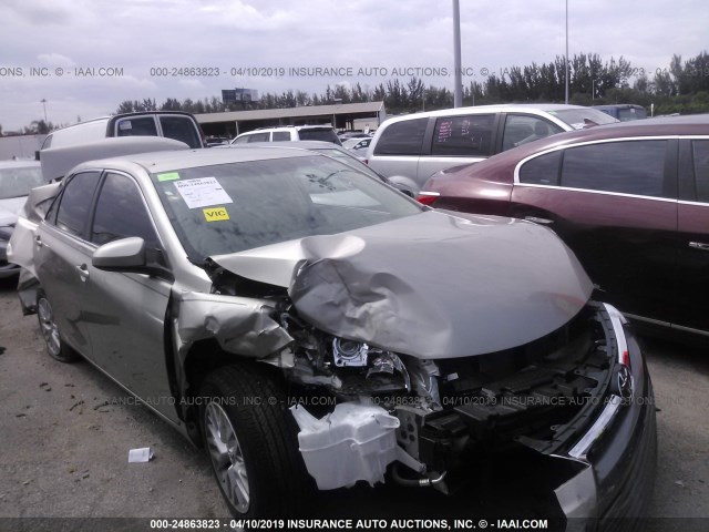 4T1BF1FK1HU795100 - 2017 TOYOTA CAMRY LE/XLE/SE/XSE ოქროსფერი ფოტო 1
