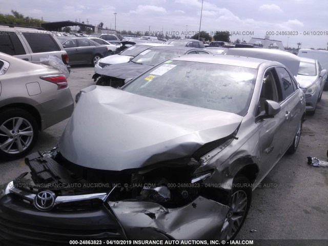 4T1BF1FK1HU795100 - 2017 TOYOTA CAMRY LE/XLE/SE/XSE ოქროსფერი ფოტო 2
