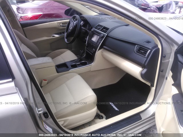 4T1BF1FK1HU795100 - 2017 TOYOTA CAMRY LE/XLE/SE/XSE ოქროსფერი ფოტო 5