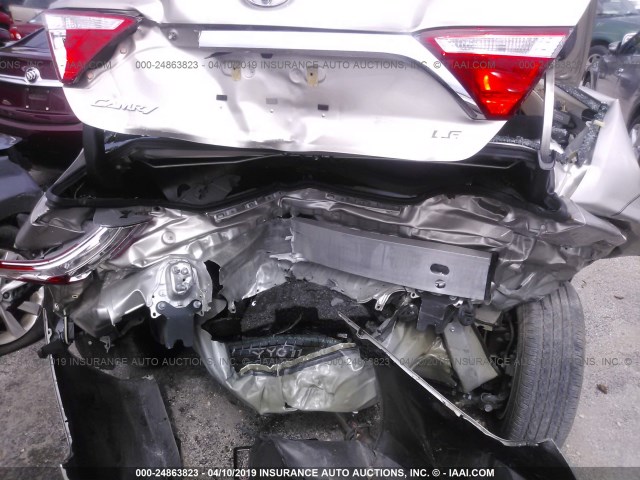4T1BF1FK1HU795100 - 2017 TOYOTA CAMRY LE/XLE/SE/XSE ოქროსფერი ფოტო 6