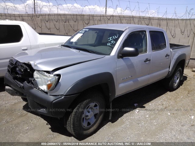 3TMLU4EN0DM124138 - 2013 TOYOTA TACOMA DOUBLE CAB SILVER photo 2