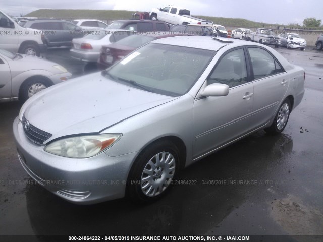 4T1BE32K52U045033 - 2002 TOYOTA CAMRY LE/XLE/SE SILVER photo 2