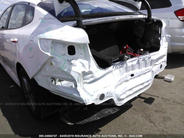 5XXGT4L39KG335777 - 2019 KIA OPTIMA LX/S WHITE photo 6