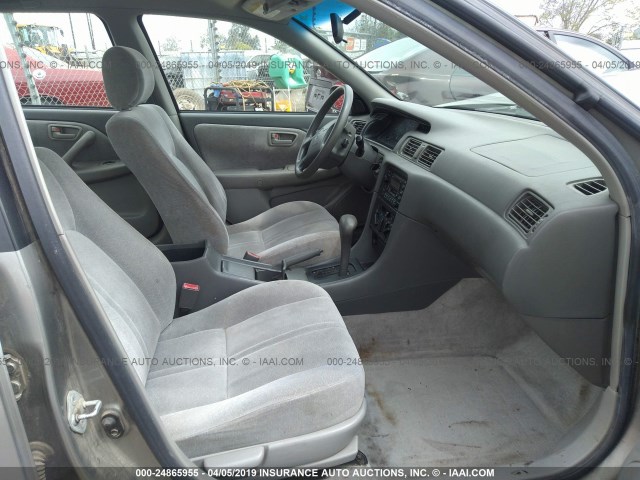 JT2BF22K5X0201056 - 1999 TOYOTA CAMRY LE/XLE SILVER photo 5