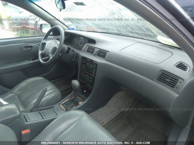 JT2BF28K6Y0276986 - 2000 TOYOTA CAMRY LE/XLE შავი ფოტო 5