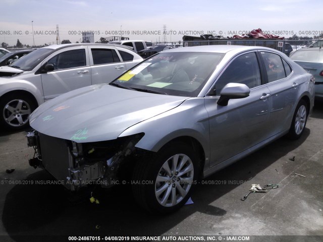 4T1B11HK6KU217433 - 2019 TOYOTA CAMRY L/LE/XLE/SE/XSE SILVER photo 2