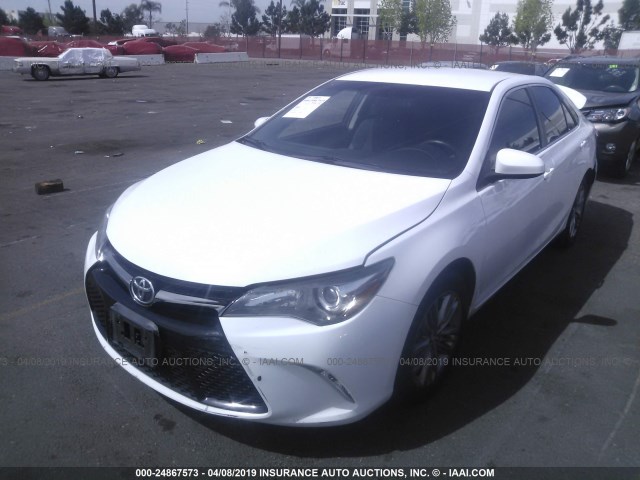 4T1BF1FK1FU101096 - 2015 TOYOTA CAMRY LE/XLE/SE/XSE WHITE photo 2