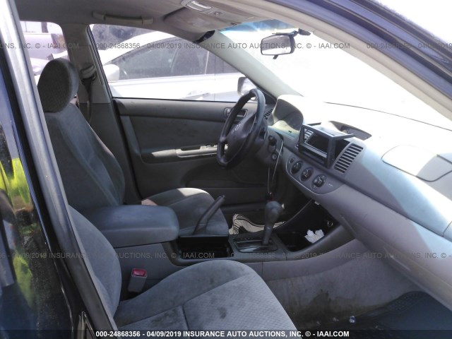 4T1BF32K54U068716 - 2004 TOYOTA CAMRY LE/XLE/SE BLACK photo 5