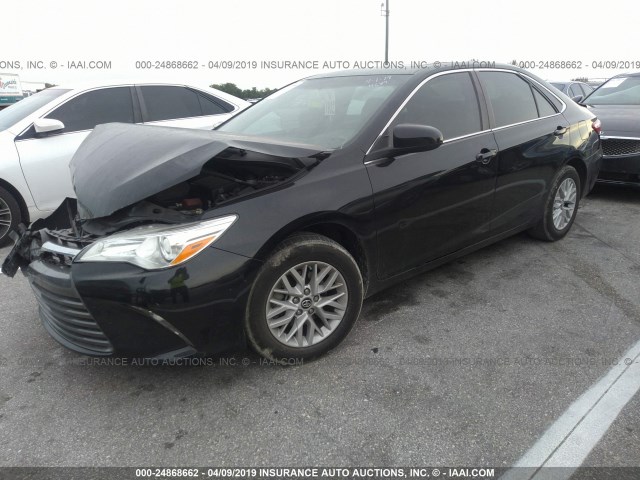 4T1BF1FK0HU344689 - 2017 TOYOTA CAMRY LE/XLE/SE/XSE შავი ფოტო 2