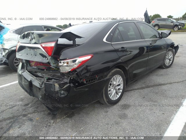 4T1BF1FK0HU344689 - 2017 TOYOTA CAMRY LE/XLE/SE/XSE შავი ფოტო 4