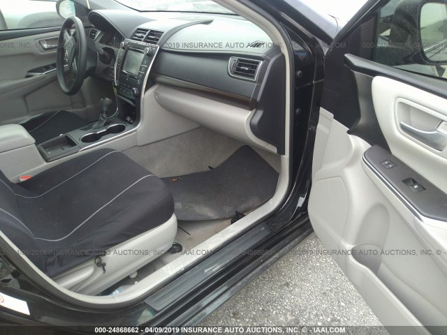 4T1BF1FK0HU344689 - 2017 TOYOTA CAMRY LE/XLE/SE/XSE შავი ფოტო 5
