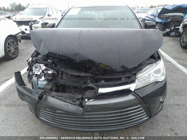 4T1BF1FK0HU344689 - 2017 TOYOTA CAMRY LE/XLE/SE/XSE შავი ფოტო 6