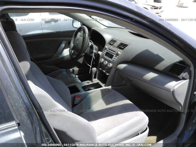 4T1BF3EK7BU168647 - 2011 TOYOTA CAMRY SE/LE/XLE GRAY photo 5