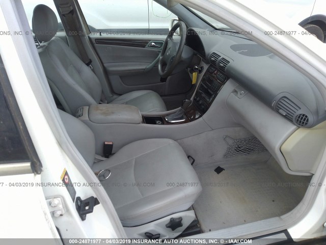 WDBRF61J22F233344 - 2002 MERCEDES-BENZ C 240 WHITE photo 5