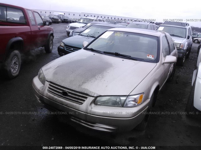 4T1BG22K2WU359328 - 1998 TOYOTA CAMRY CE/LE/XLE GOLD photo 2