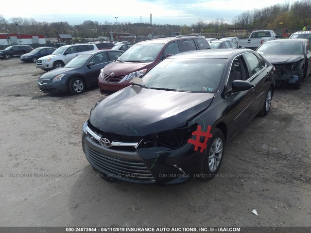 4T1BF1FK4HU764987 - 2017 TOYOTA CAMRY LE/XLE/SE/XSE BLACK photo 2