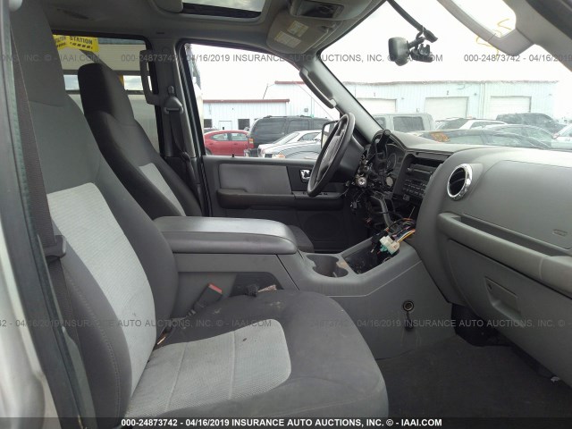 1FMFU16525LA79132 - 2005 FORD EXPEDITION XLT GOLD photo 5