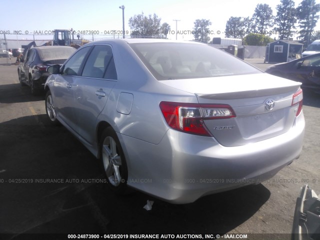 4T1BF1FK2EU759928 - 2014 TOYOTA CAMRY L/SE/LE/XLE 银色 照片 3