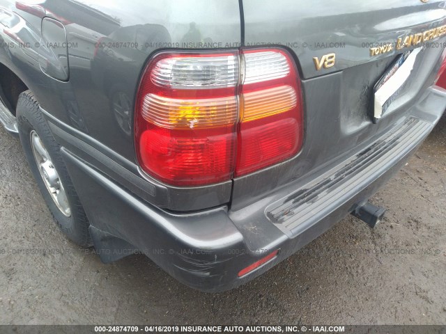 JT3HT05J7Y0105811 - 2000 TOYOTA LAND CRUISER  GRAY photo 6