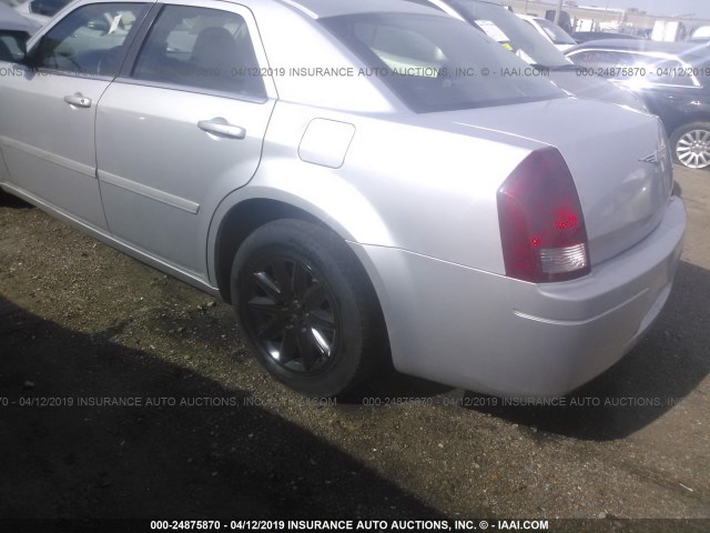 2C3JA43R25H559561 - 2005 CHRYSLER 300 SILVER photo 3