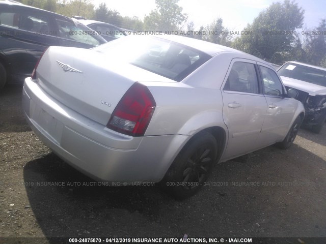 2C3JA43R25H559561 - 2005 CHRYSLER 300 SILVER photo 4